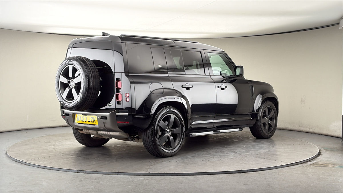 Land Rover Defender 110 Image 21