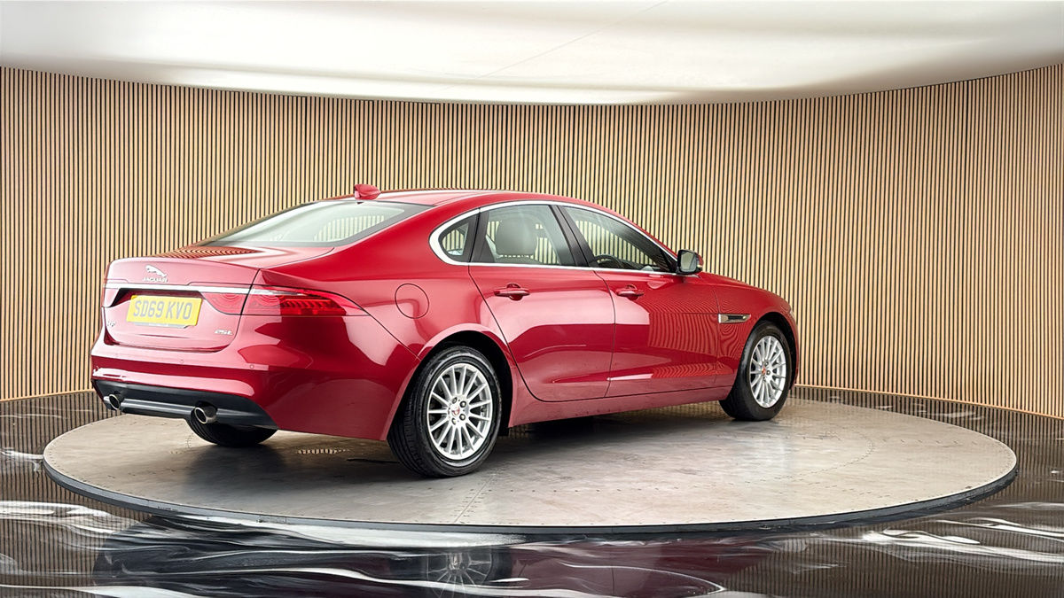 Jaguar XF Image 21