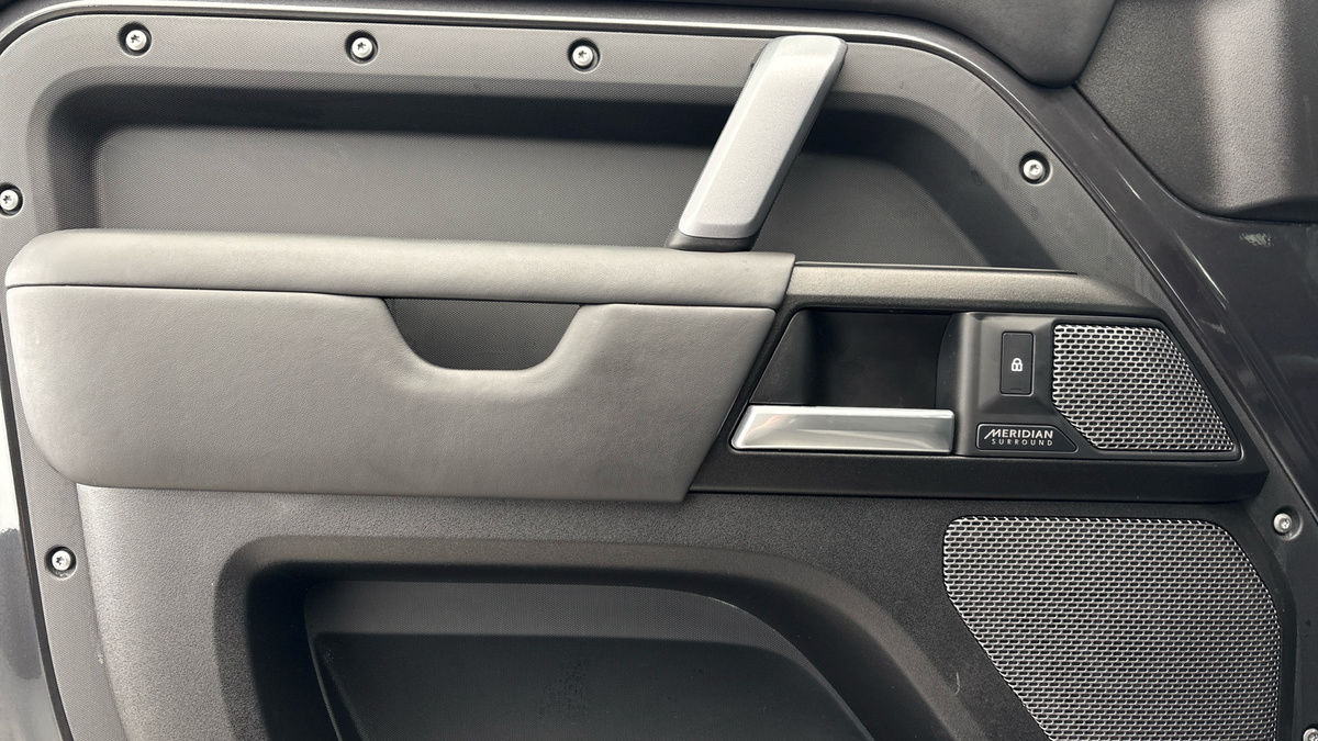 Land Rover Defender 110 Image 19