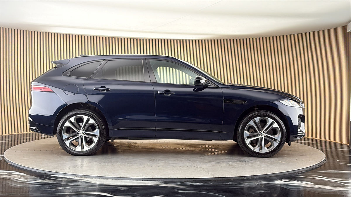 Jaguar F-PACE Image 16