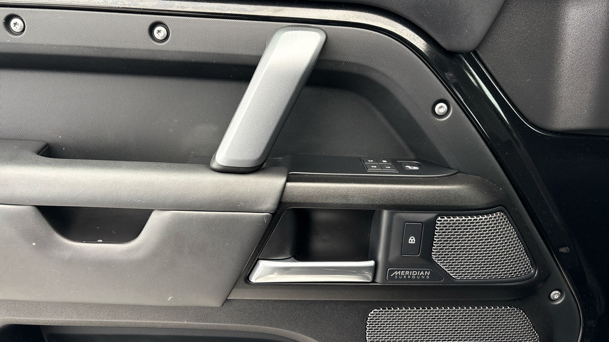 Land Rover Defender 90 Image 19