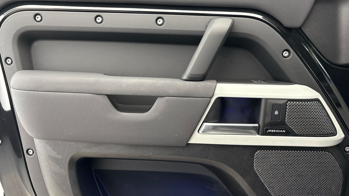 Land Rover Defender 110 Image 19