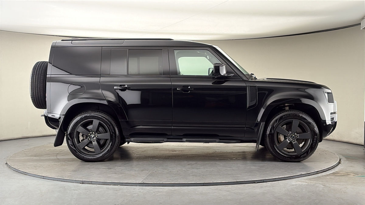Land Rover Defender 110 Image 16