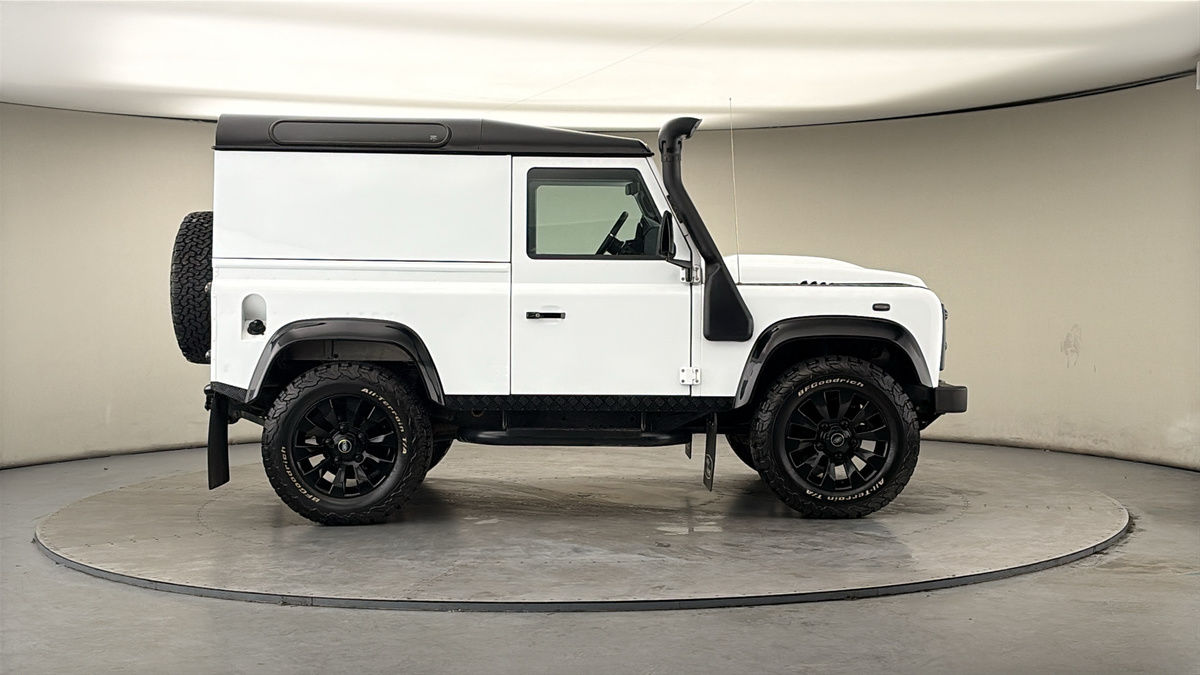 Land Rover Defender 90 Image 16