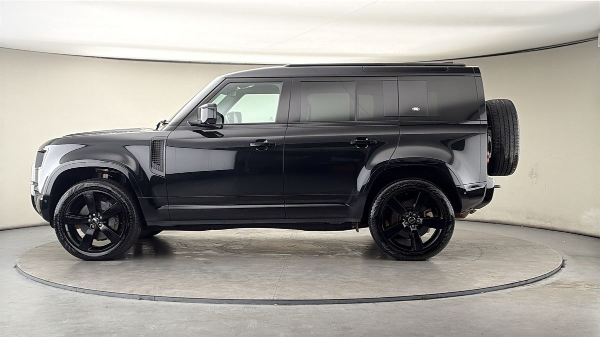 Land Rover Defender 110 Image 15