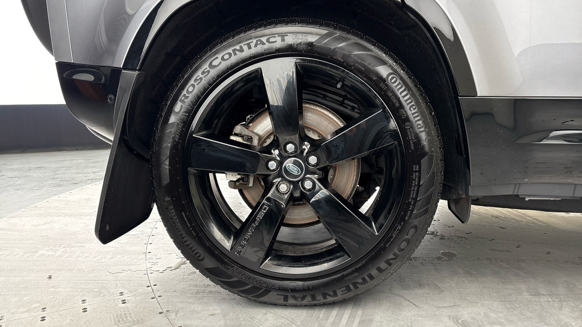 Land Rover Defender 110 Image 10