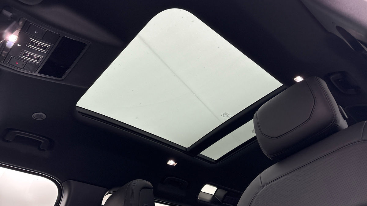 Land Rover Defender 110 Image 6