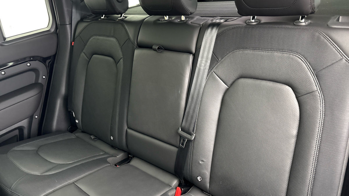 Land Rover Defender 110 Image 8