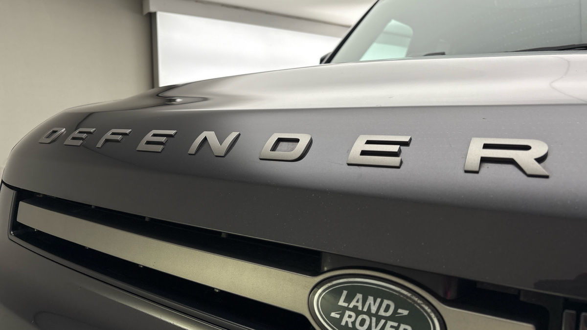 Land Rover Defender 130 Image 24