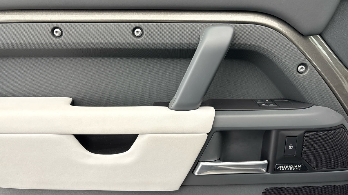 Land Rover Defender 110 Urban Image 19