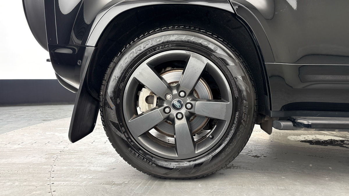 Land Rover Defender 110 Image 10