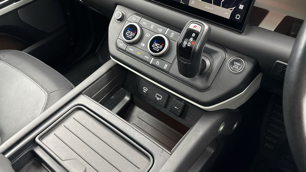 Land Rover Defender 110 Image 18