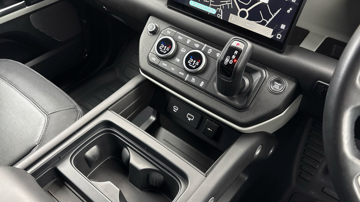 Land Rover Defender 110 Image 18