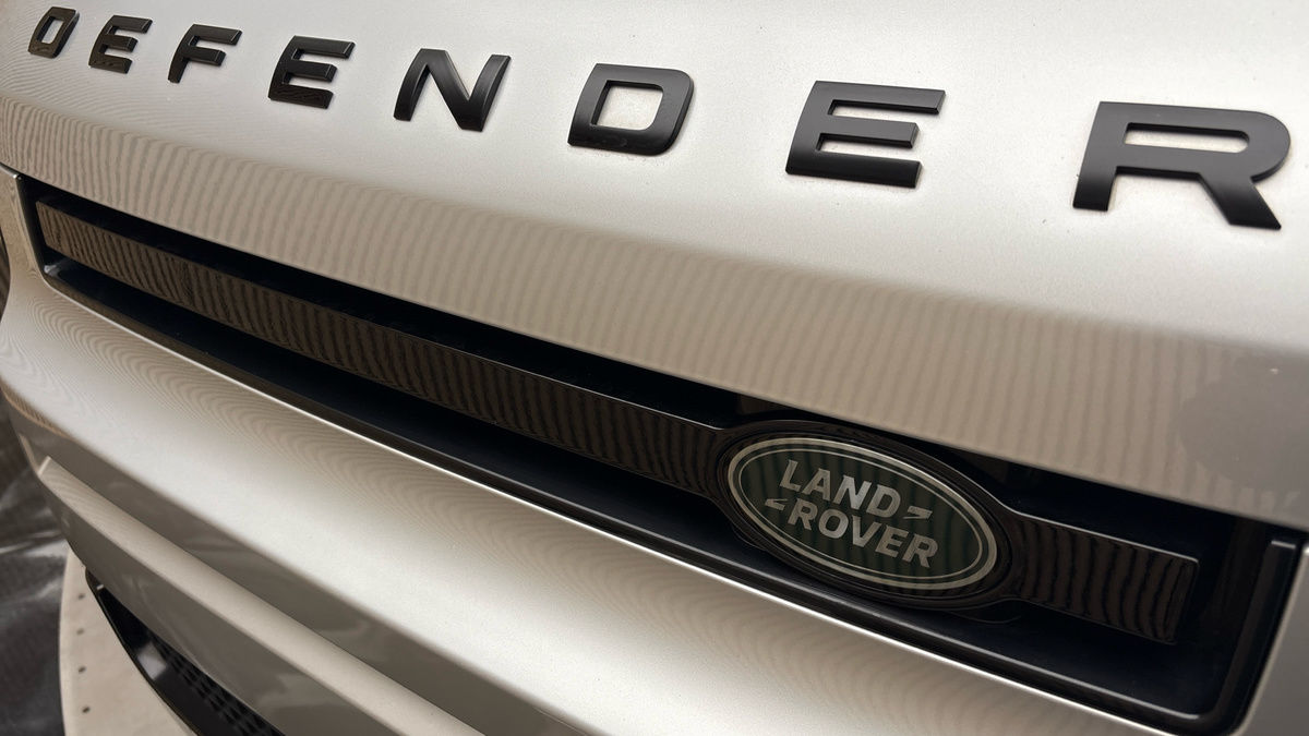 Land Rover Defender 110 Image 24