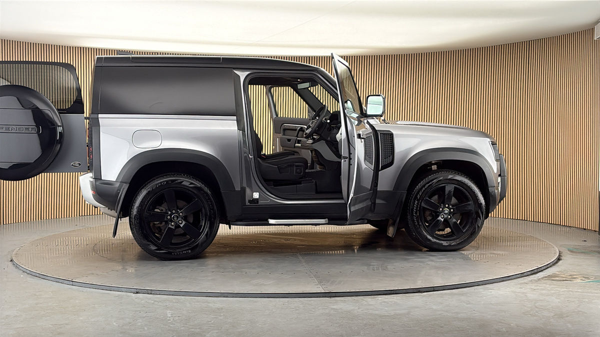 More views of Land Rover Defender 90