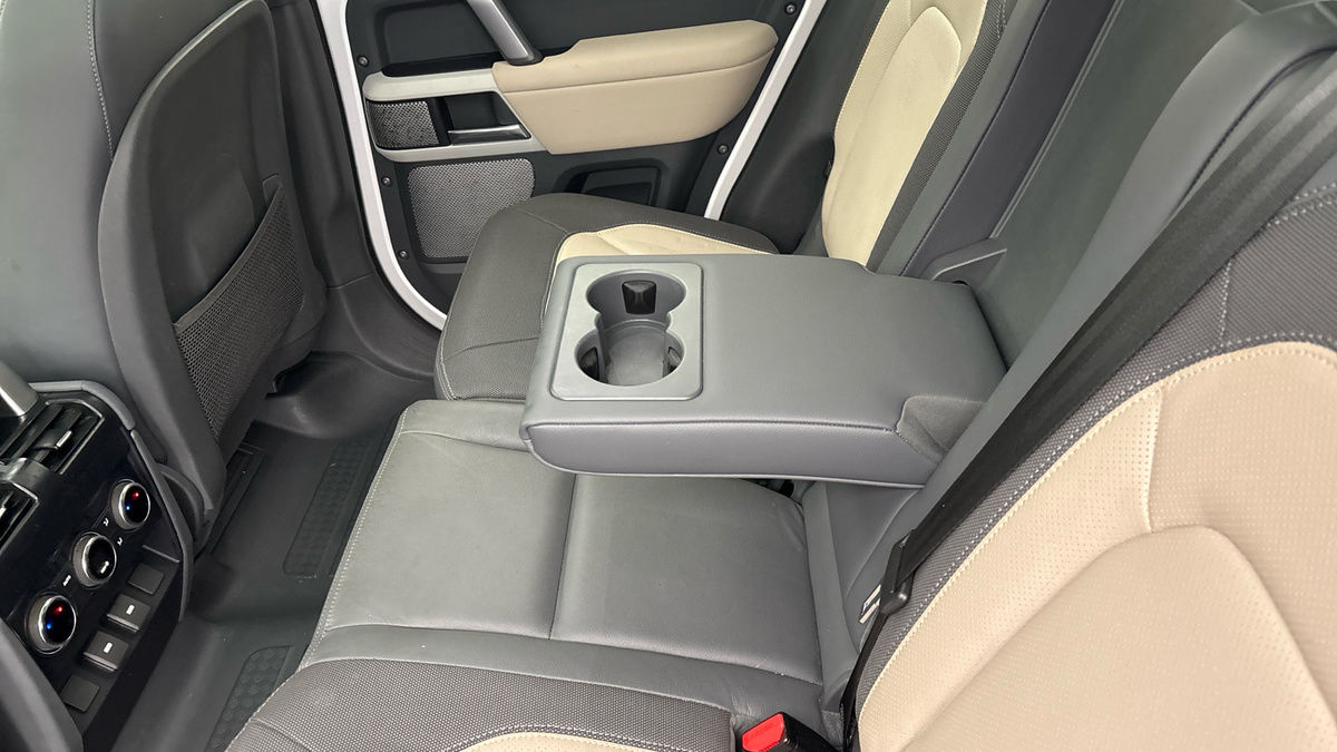 Land Rover Defender 130 Image 9