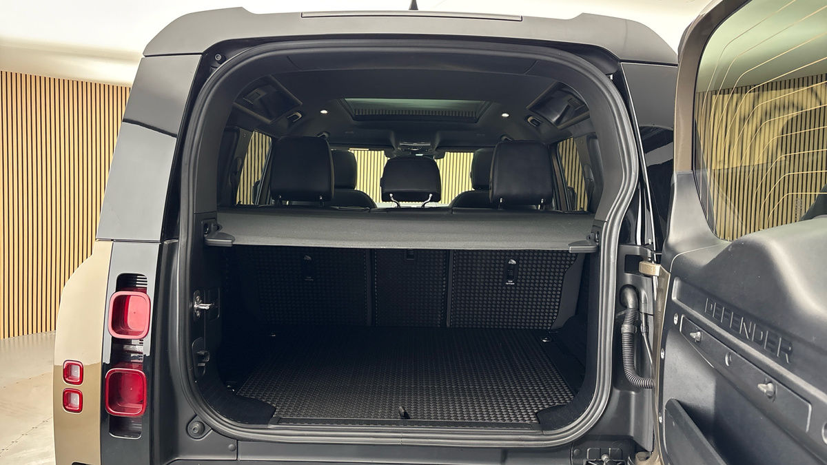 Land Rover Defender 110 Image 11