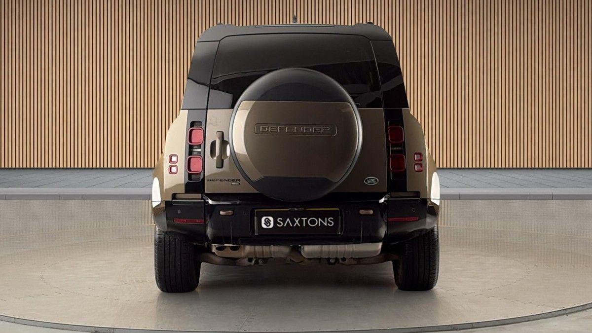 Land Rover Defender 110 Image 4