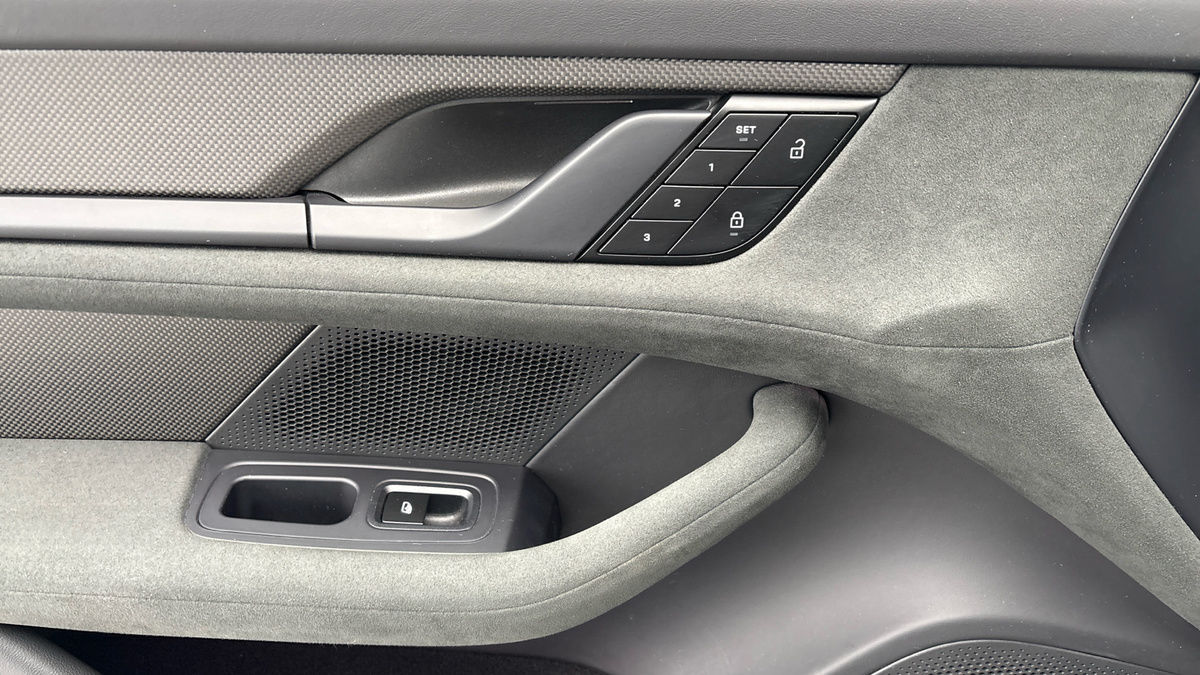 Porsche Taycan Image 19