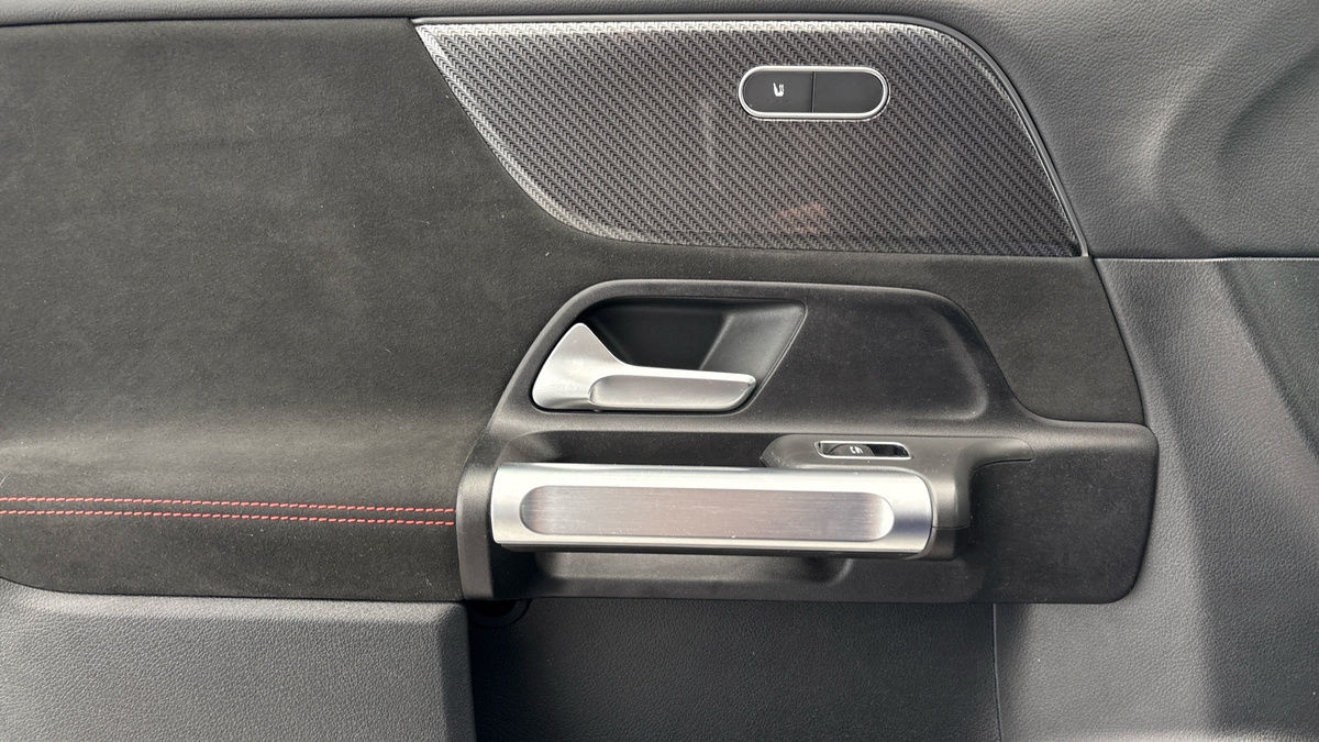 Mercedes-Benz GLB Image 19