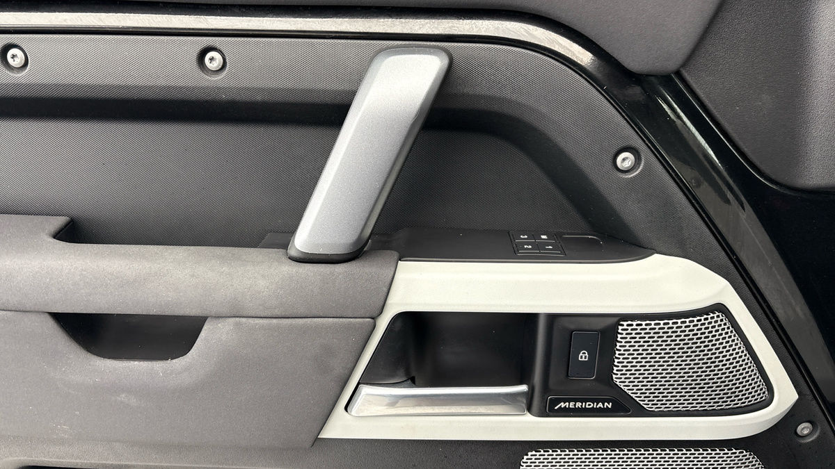 Land Rover Defender 130 Image 19