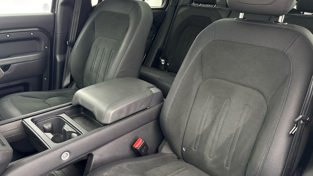 Land Rover Defender 110 Image 7