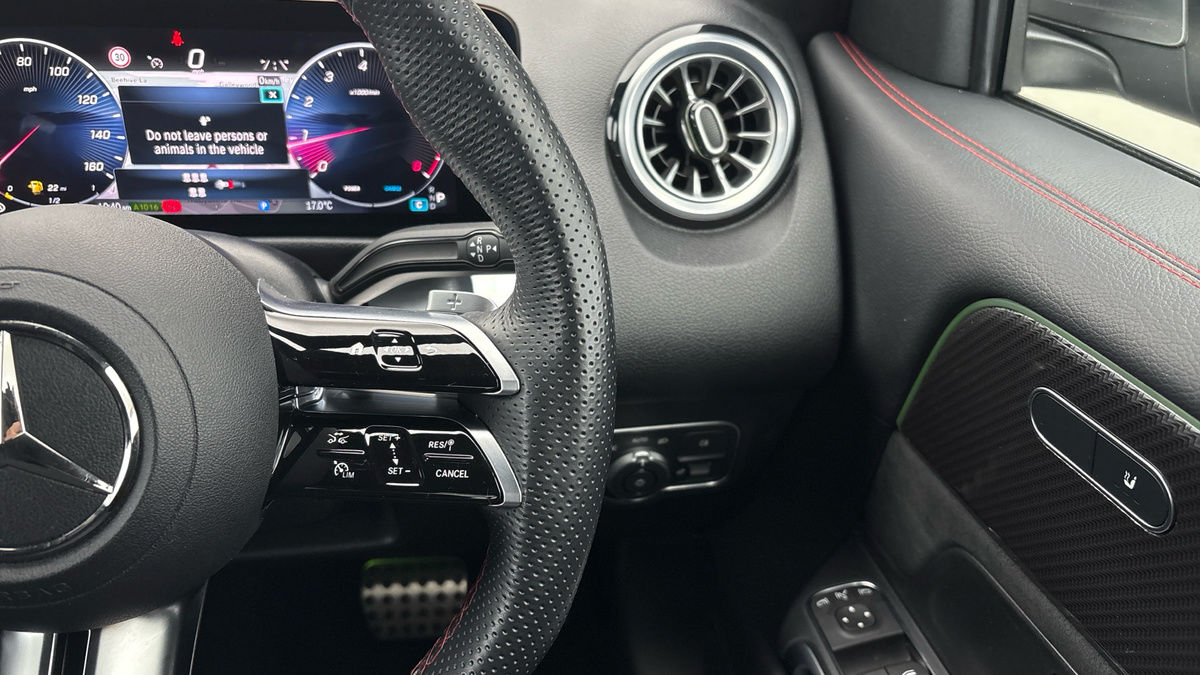 Mercedes-Benz GLB Image 14