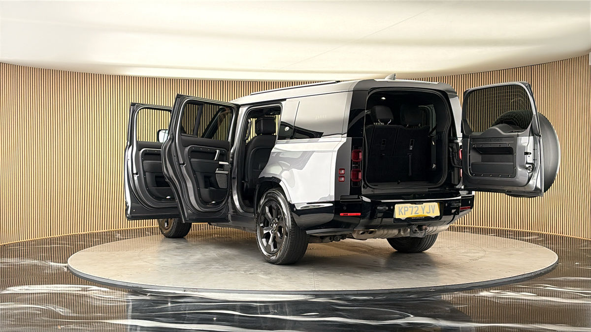 Land Rover Defender 130 Image 23