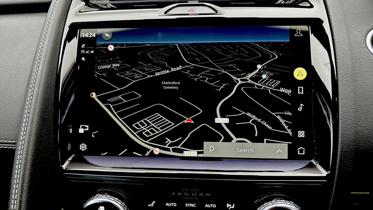 Jaguar E-PACE Image 17