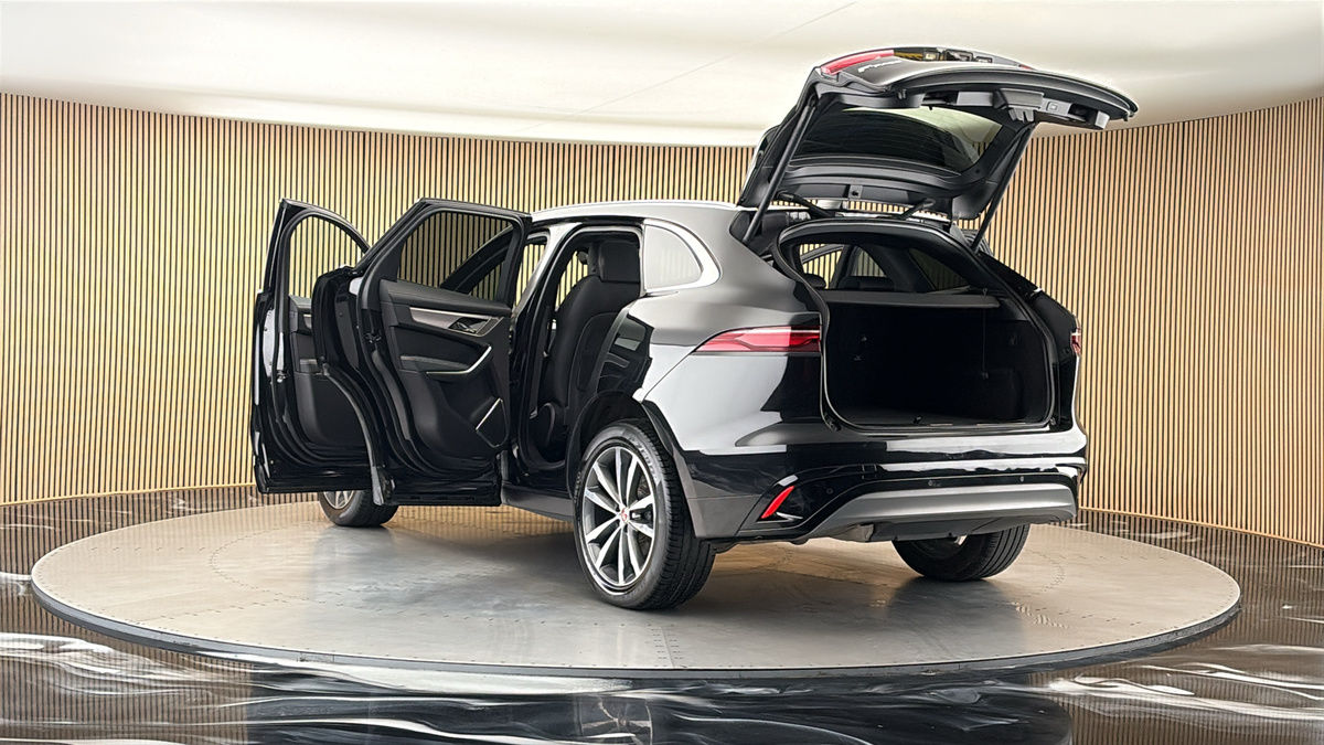 Jaguar F-PACE Image 23