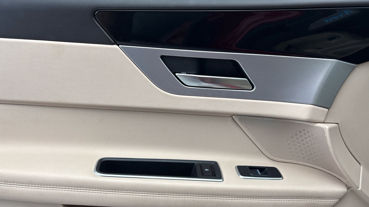 Jaguar XF Image 19