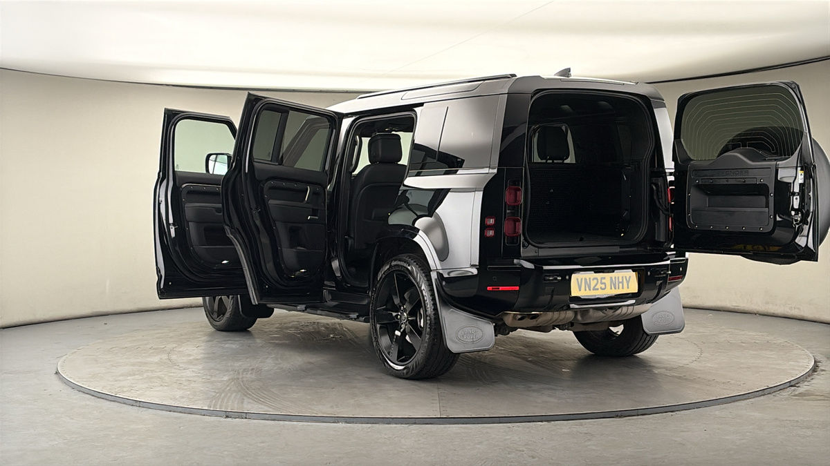 Land Rover Defender 110 Image 23