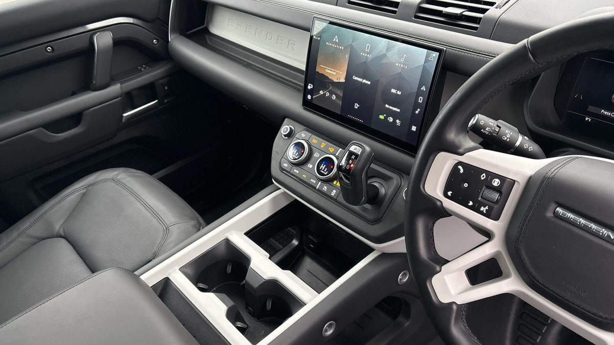 Land Rover Defender 110 Image 18