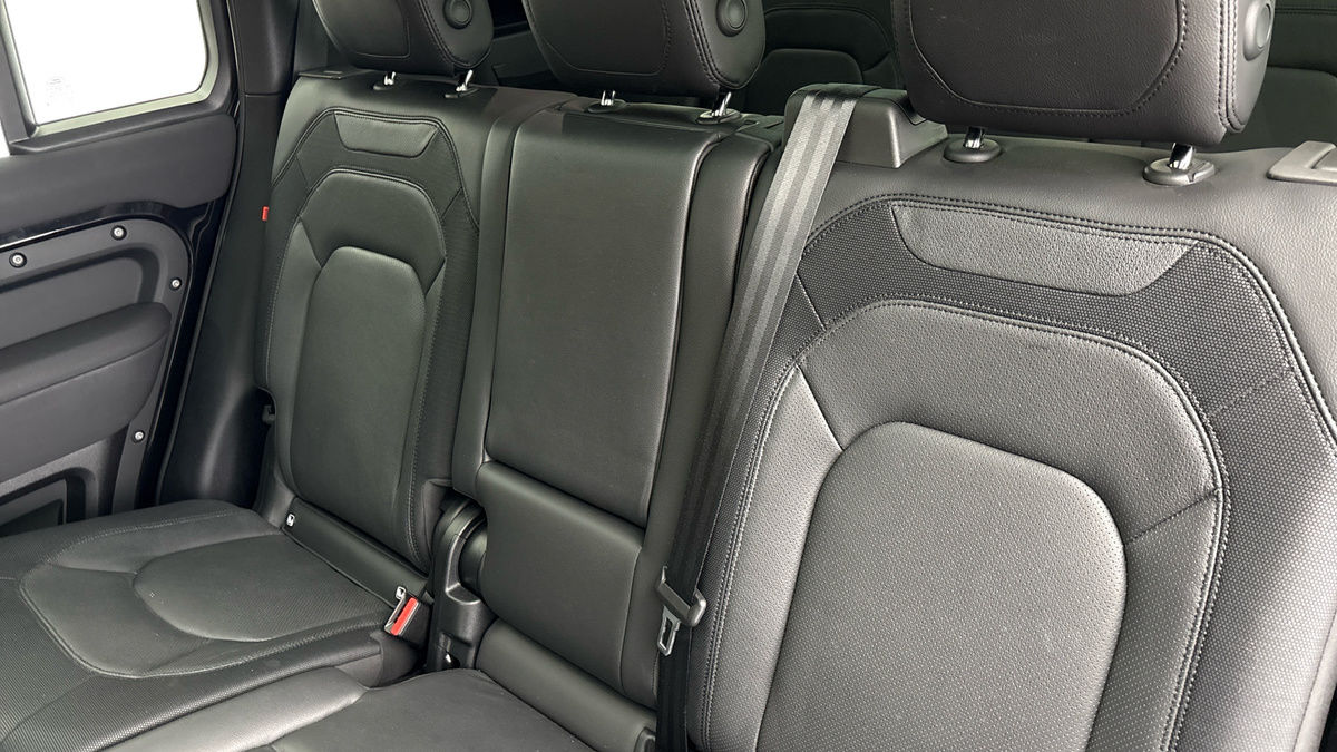 Land Rover Defender 130 Image 8