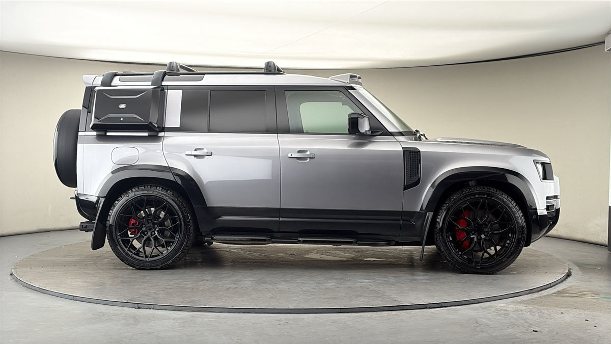 Land Rover Defender 110 Image 16