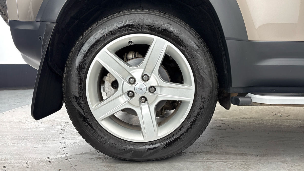 Land Rover Defender 110 Image 10