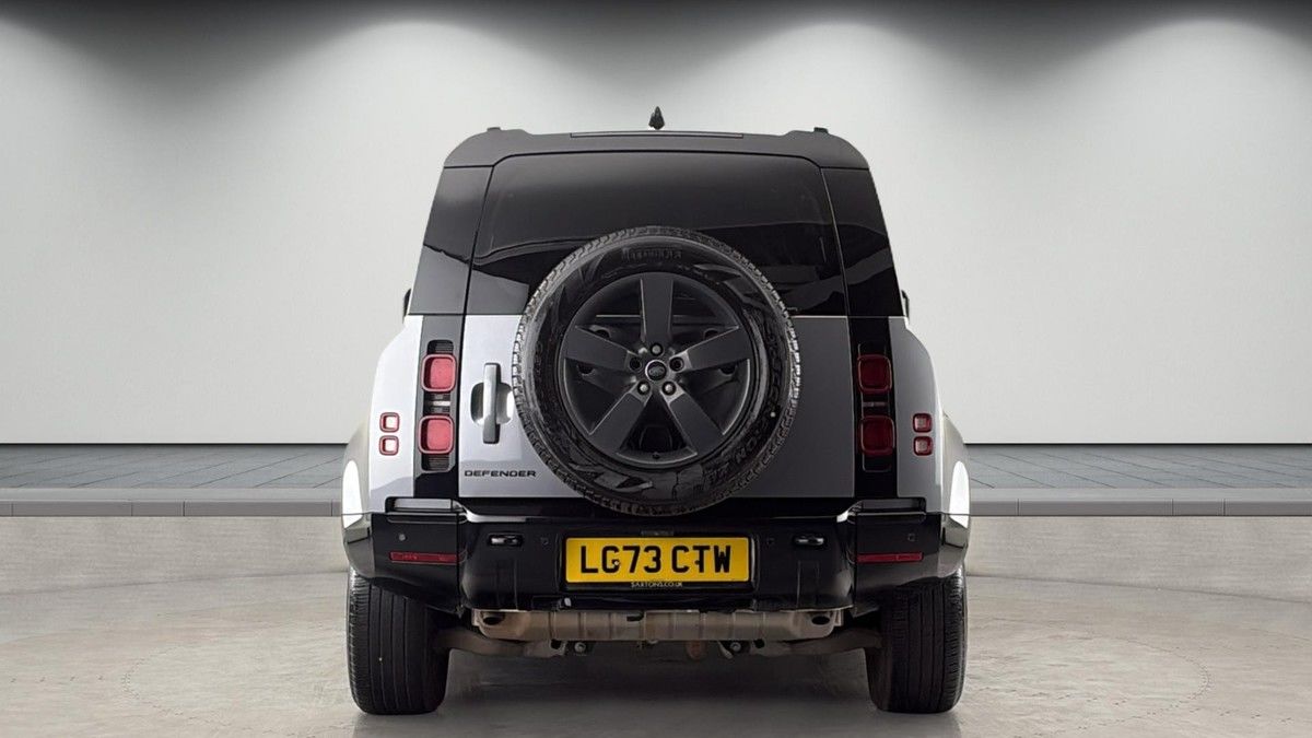 Land Rover Defender 110 Image 4