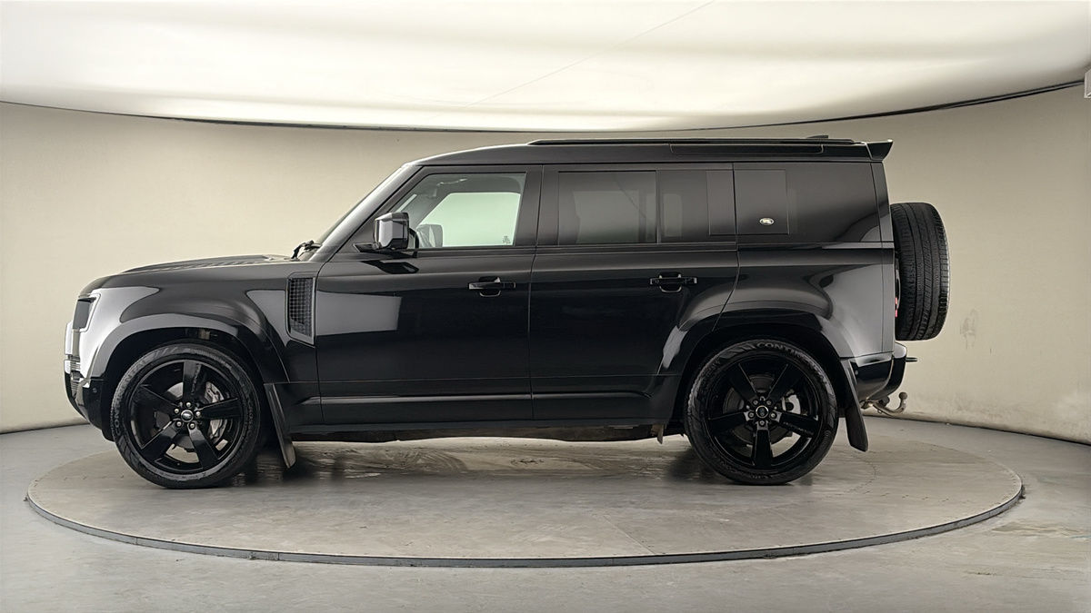 Land Rover Defender 110 Image 15