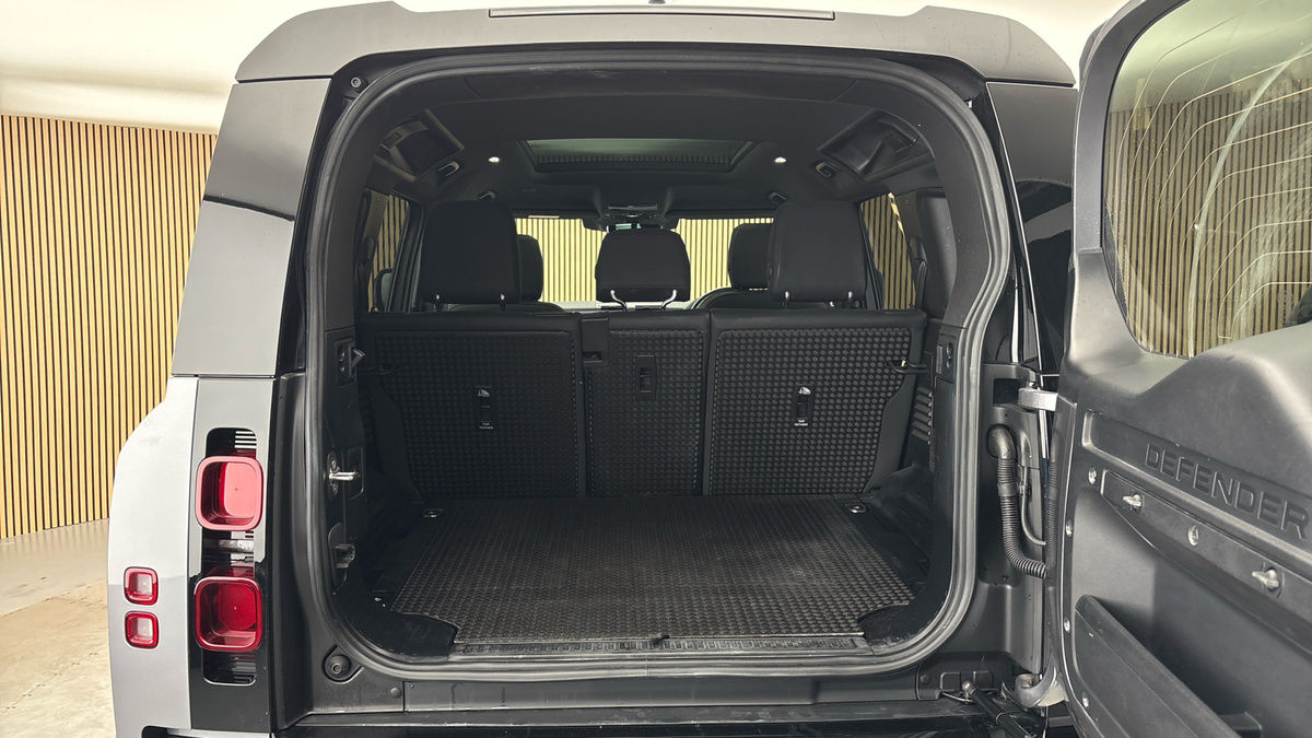 Land Rover Defender 110 Image 11