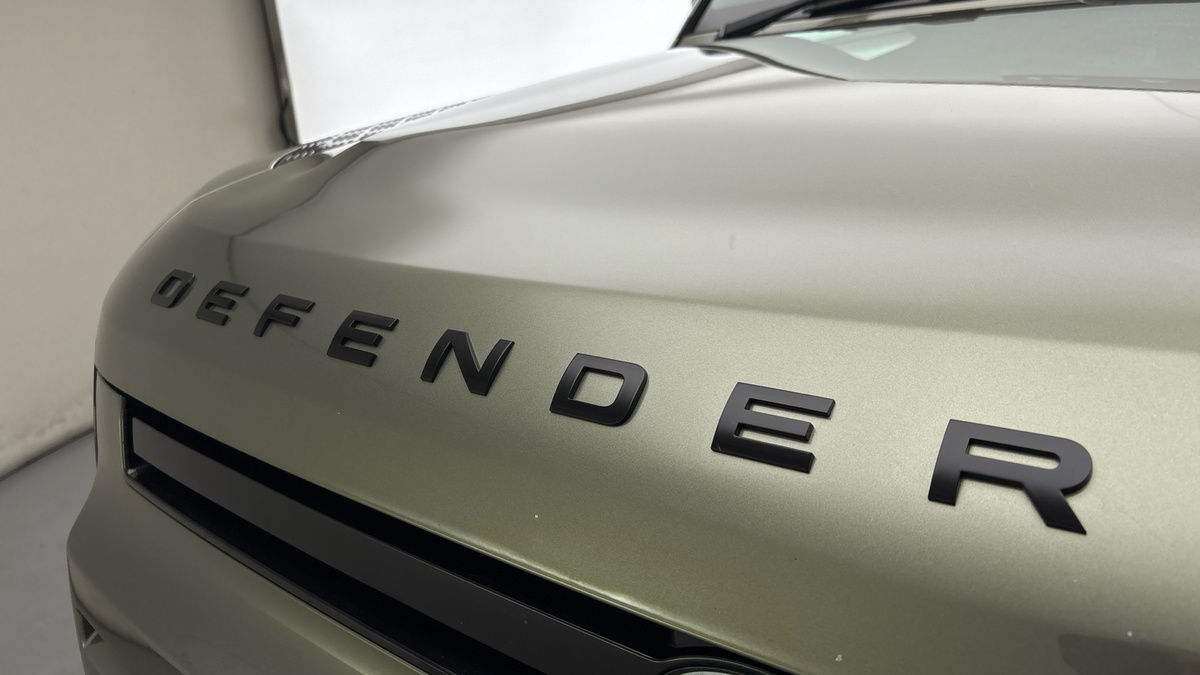 Land Rover Defender 110 Image 24