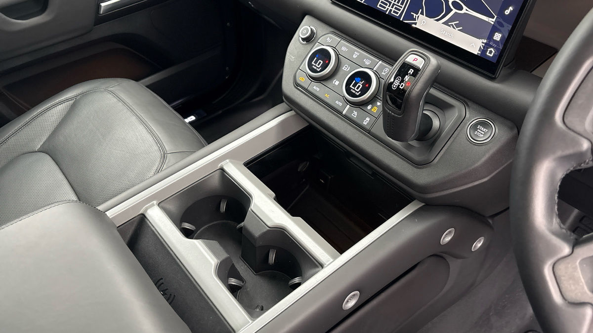 Land Rover Defender 110 Image 18