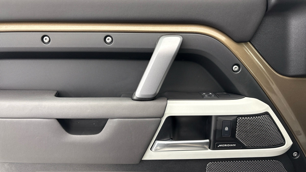 Land Rover Defender 110 Image 19