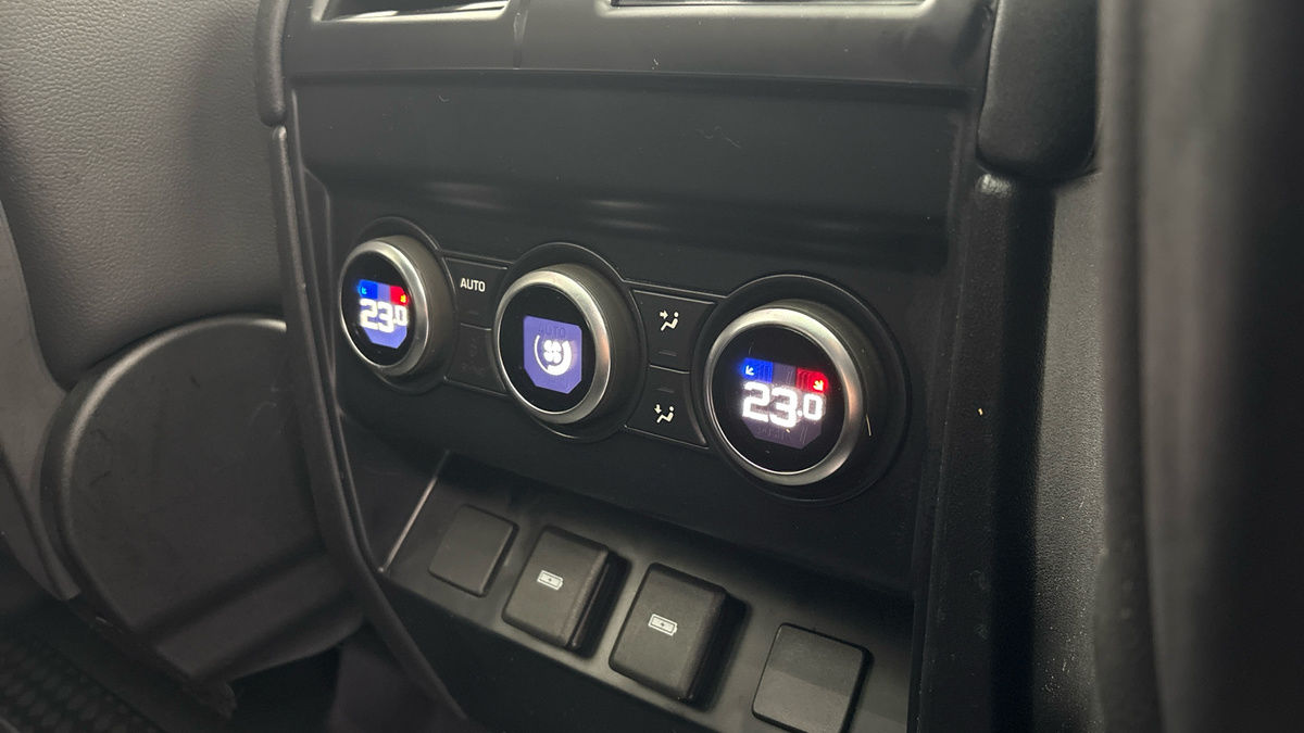 Land Rover Defender 110 Urban Image 25