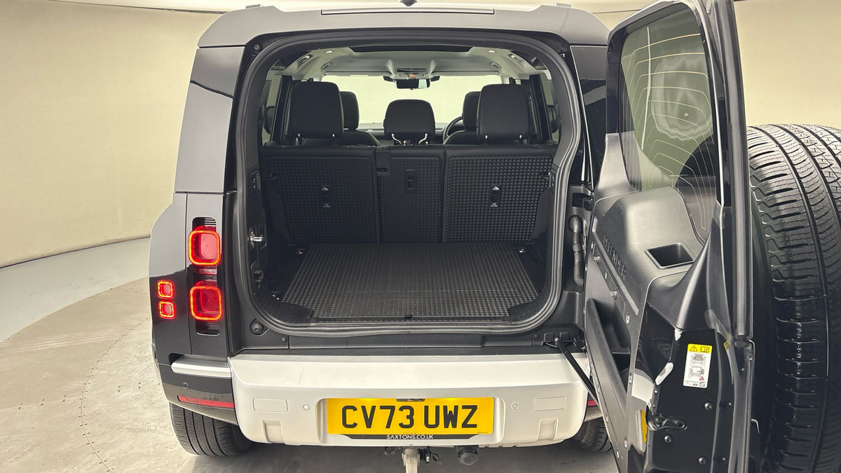 Land Rover Defender 110 Image 11