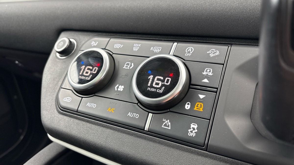 Land Rover Defender 110 Image 28