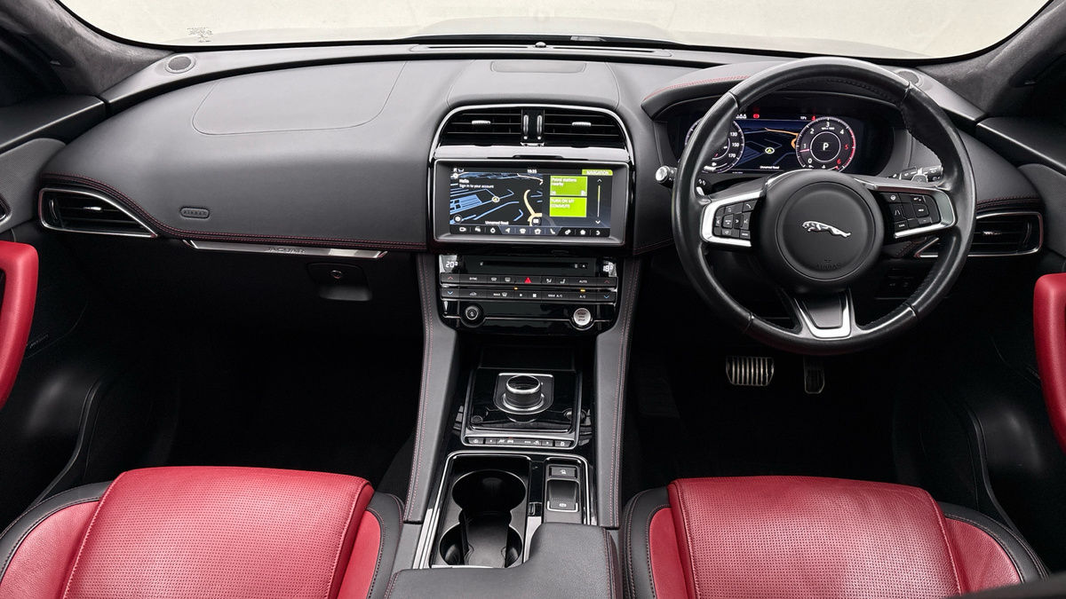 Jaguar F-PACE Image 12