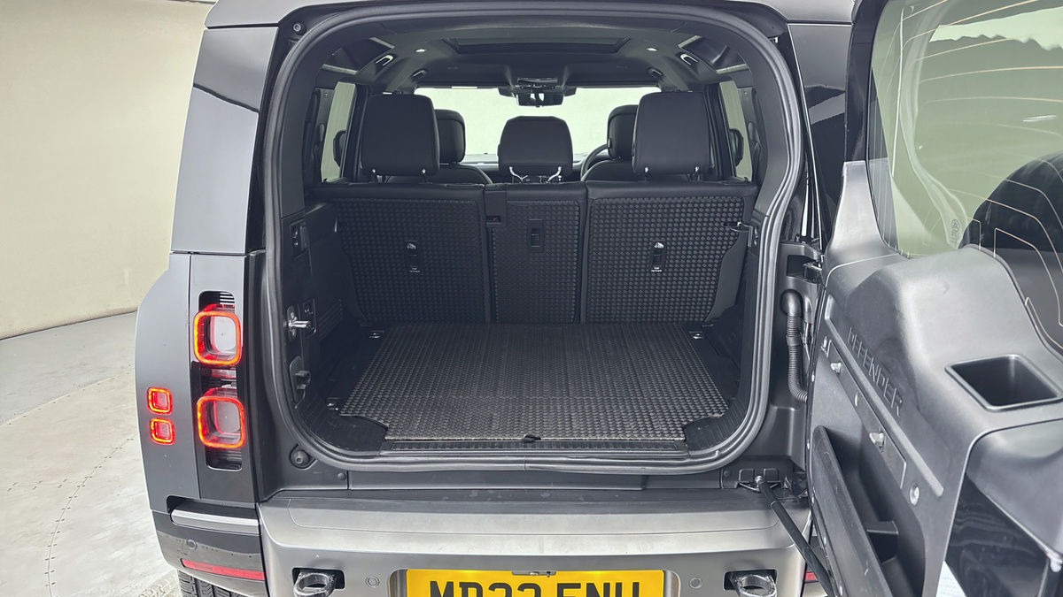 Land Rover Defender 110 Image 11