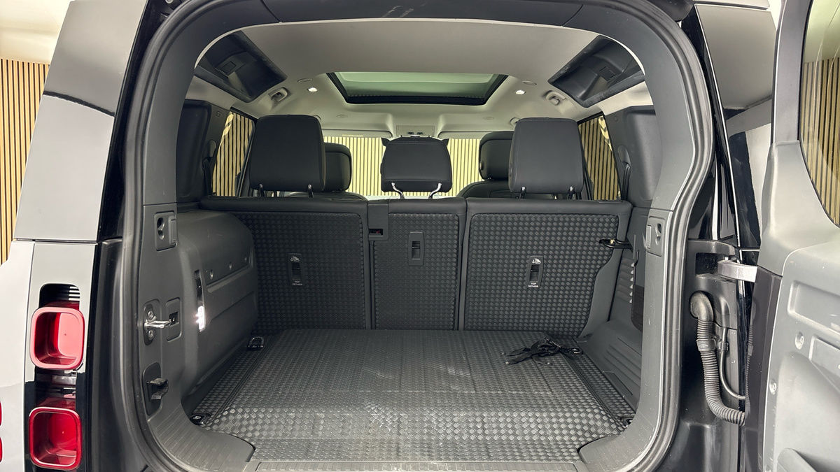 Land Rover Defender 110 Image 11