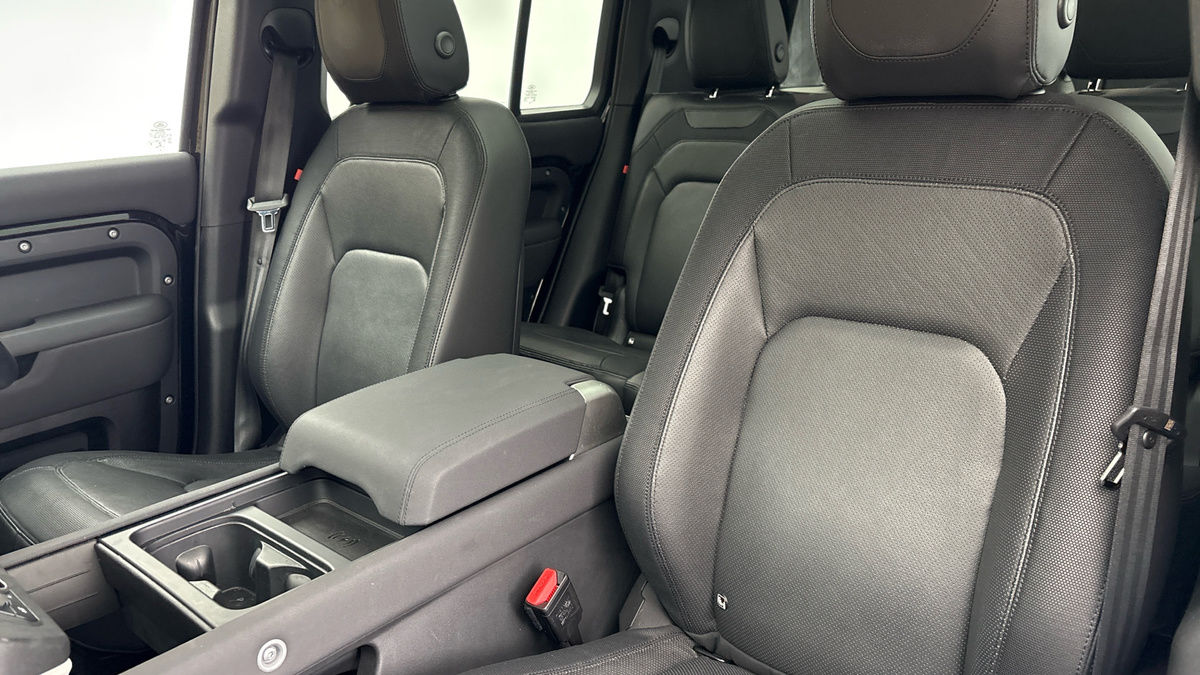 Land Rover Defender 130 Image 7