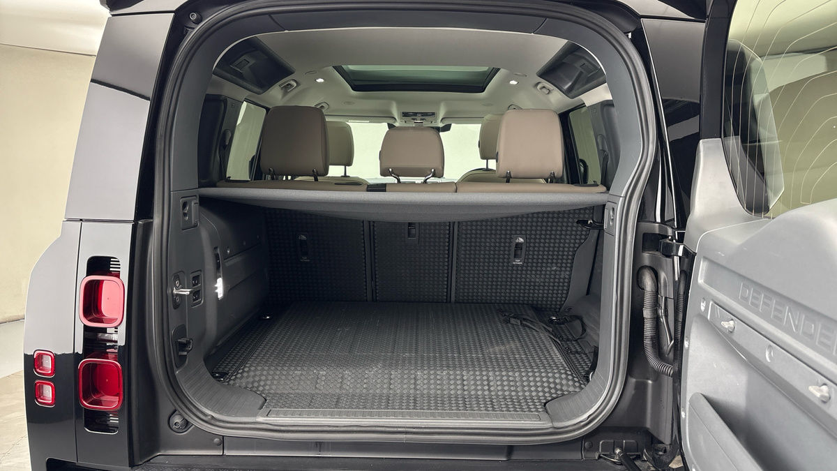 Land Rover Defender 110 Image 11